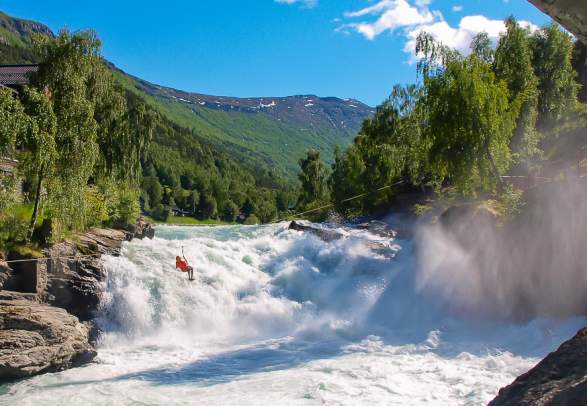Zipline over the Prestfossen waterfall - Aktiv i Lom