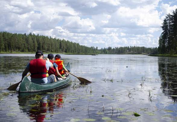 Canoeing in the beautiful Kynna water course with guide