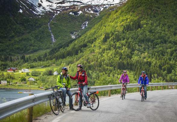 Guided bicycle tour in Balestrand