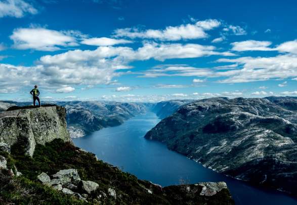 Hike from Øygardstøl to Langavatn via Kjerag