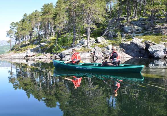 Family canoe tour in Lake Øyangen