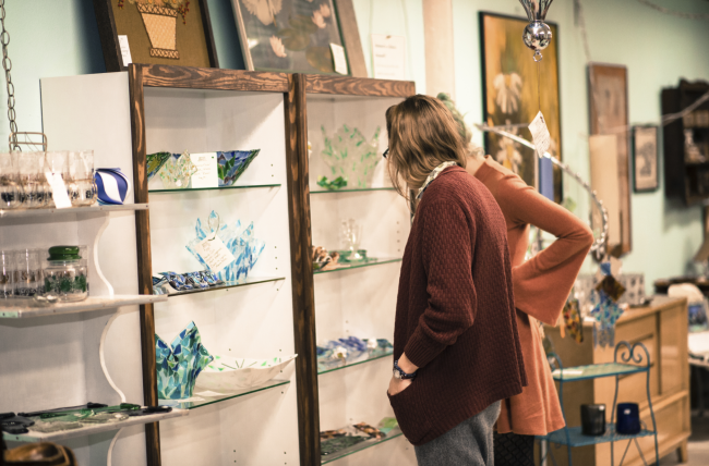 Glass art pieces at the Banbury Art Crawl