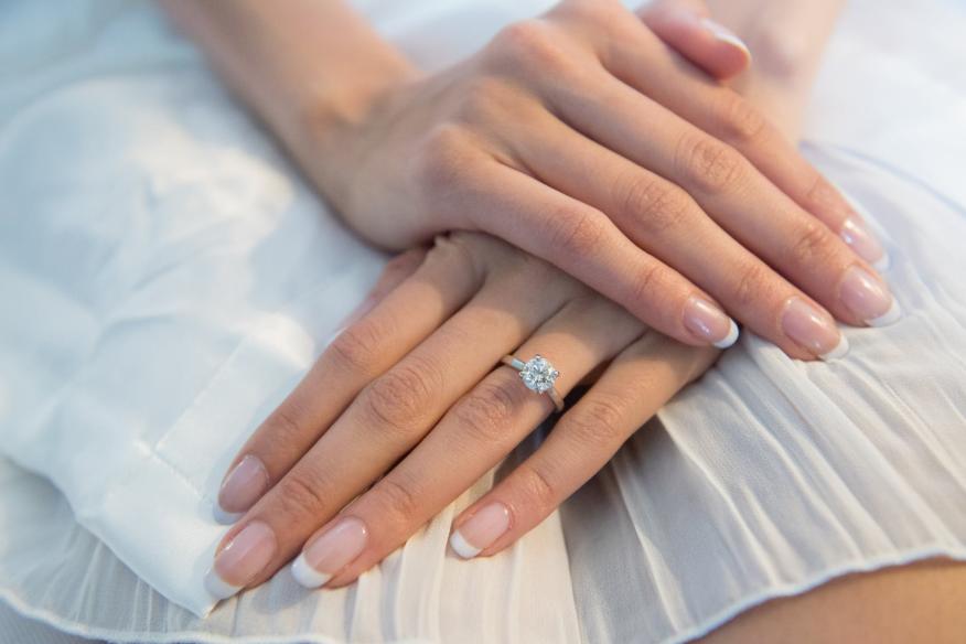 brideshowing wedding ring