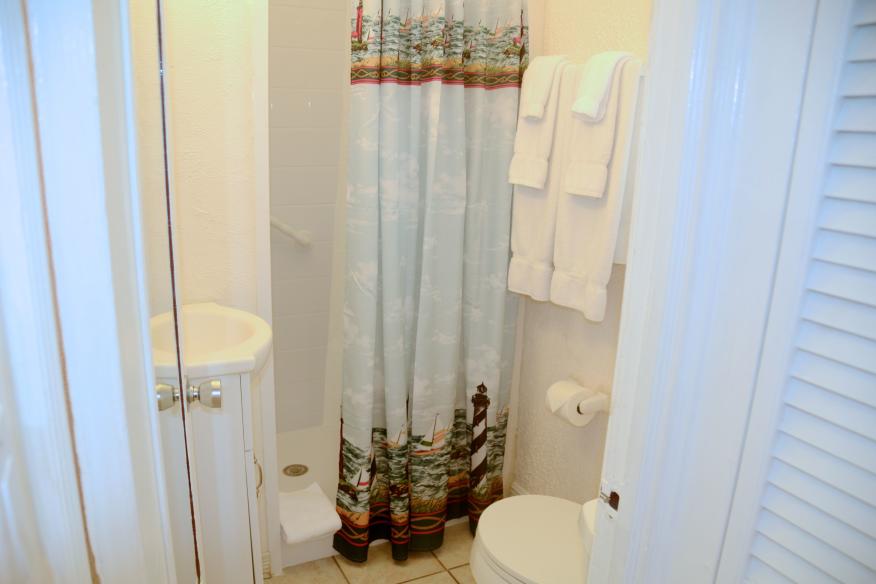 King studio bathroom (shower - no tub)