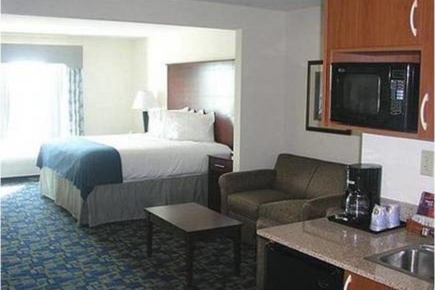 HOLIDAY INN EXPRESS HOTEL & SUITES PEMBROKE PINES