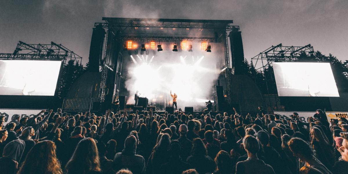 Et band spiller foran et stort publikum på Granittrock i Oslo
