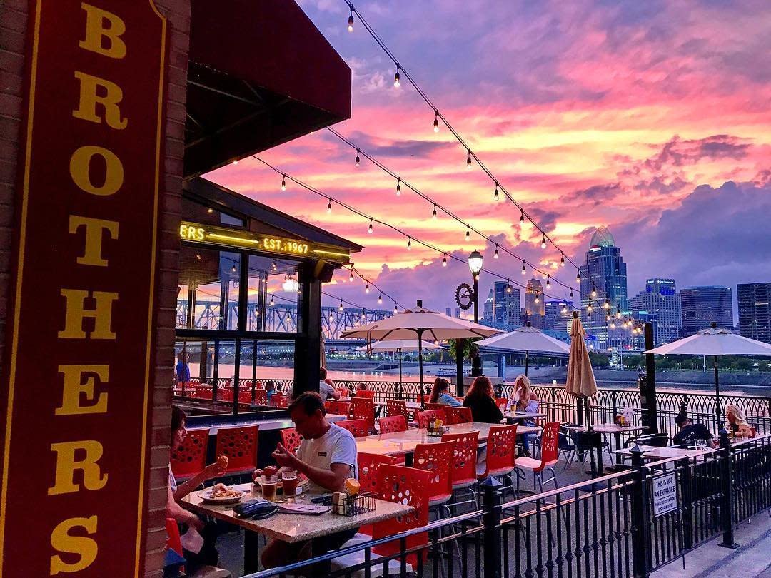 Places To Eat With Great Views In The Nky And Cincinnati Area Pink And Purple Sunset Over Cincinnati Skyline Seen From Brothers Restaurant In Newport Ky