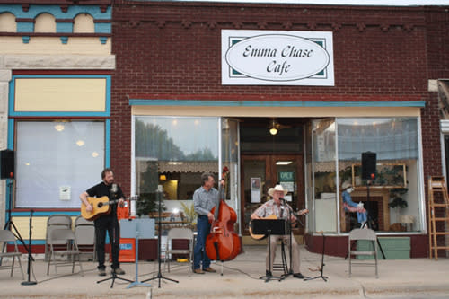 Musicians playing outside the Emma Chase Cafe