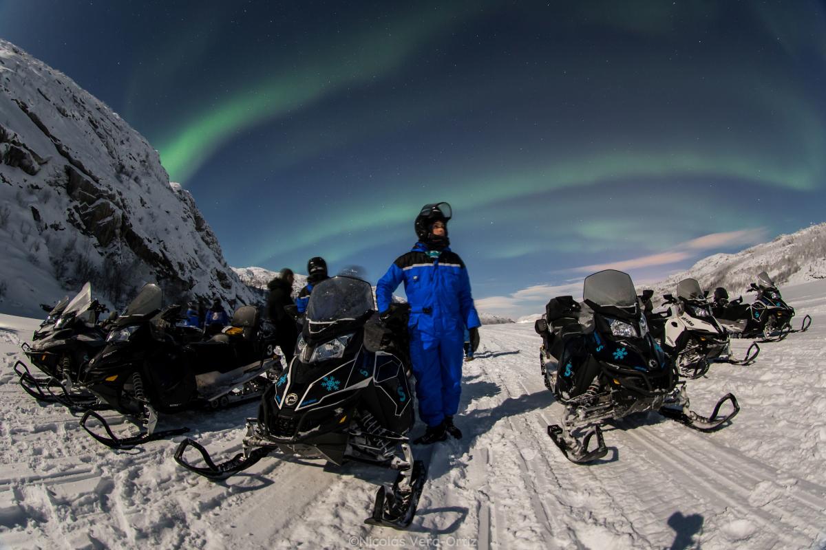 Snowhotel Kirkenes - Hunting northernlights by snowmobile