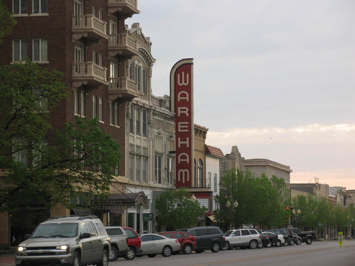 hotel downtown manhattan ks