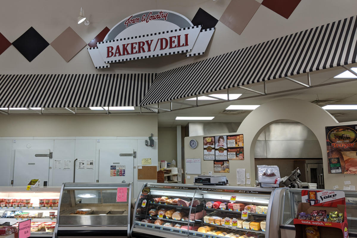Town & Country Bakery & Deli Hoisington, KS 67544