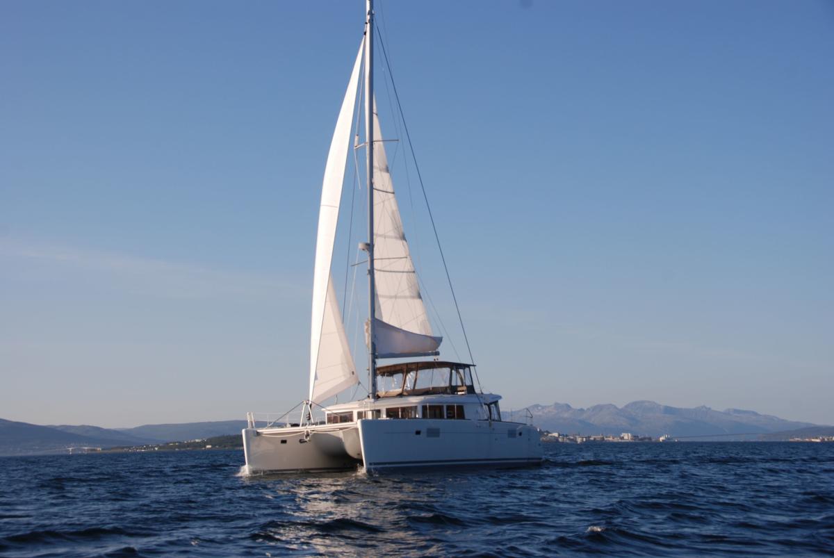 A Beautiful Arctic Fjord Cruise Sailing tour in Tromsø archipelago