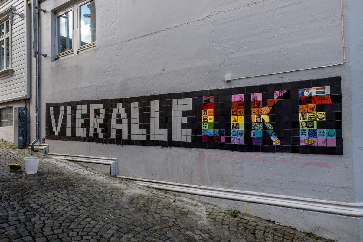 Stavanger Street Art: "Vi er alle like" by Carrie Reichardt