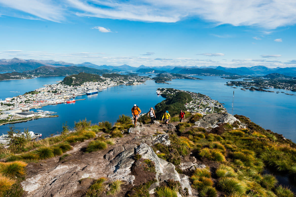 Hiking Trip To Sukkertoppen The Sugar Top 314 M Hiking lesund 