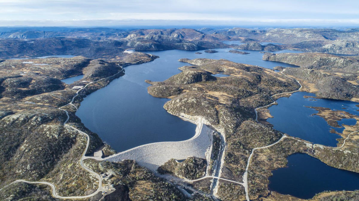 Stone-filled dams at Skjerkevatn