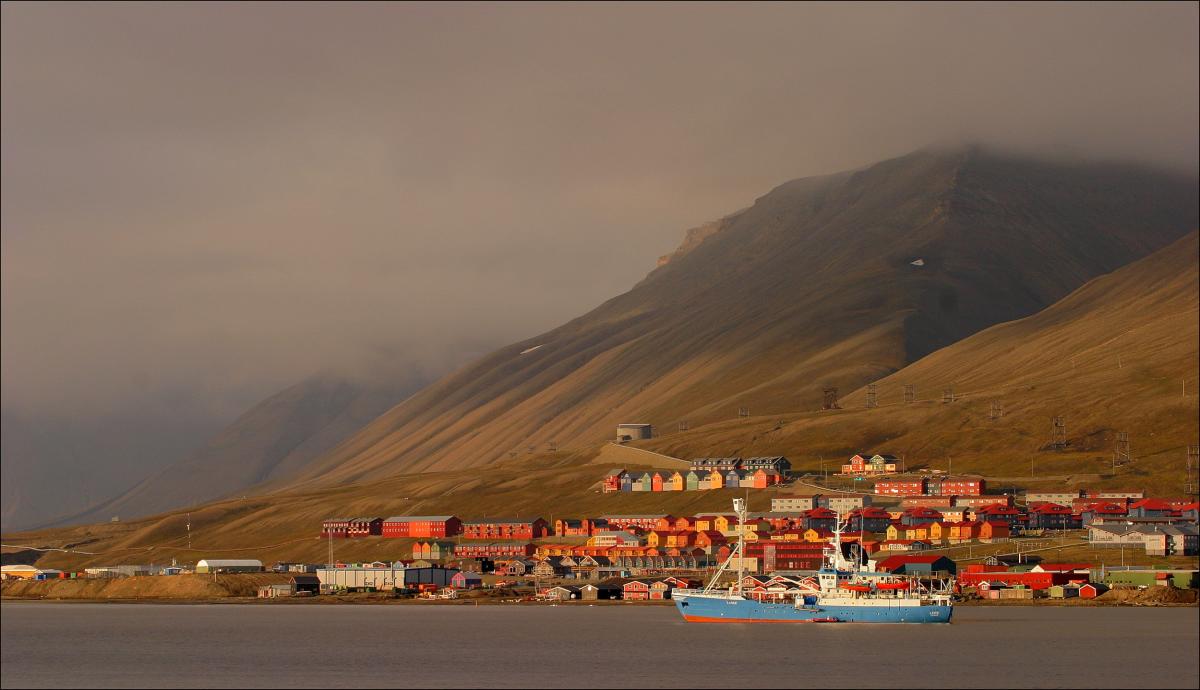 Evening cruise with hybrid-driven speedboat - Hurtigruten Svalbard