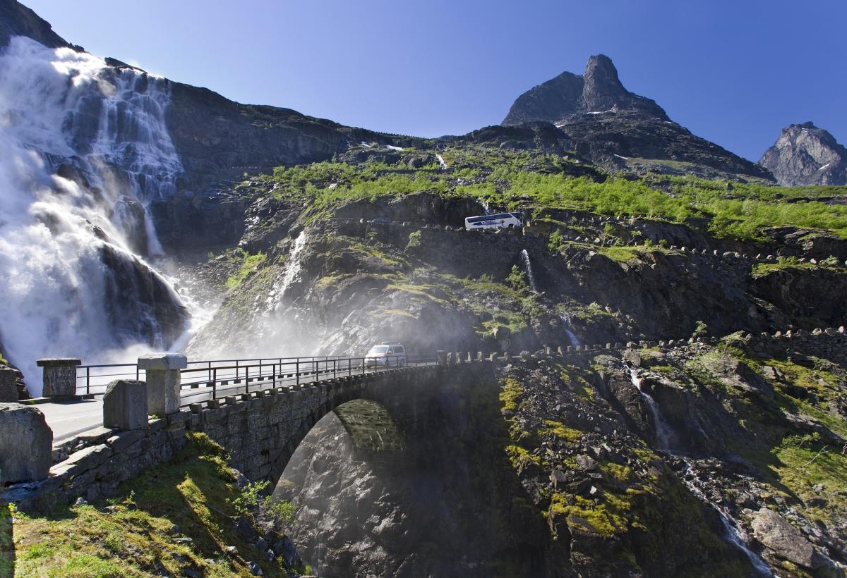 Guidet bus tour in the fjord and mountain landscape from Åndalsnes