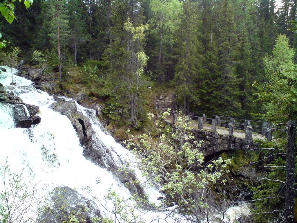 Along waterfalls and river pools
