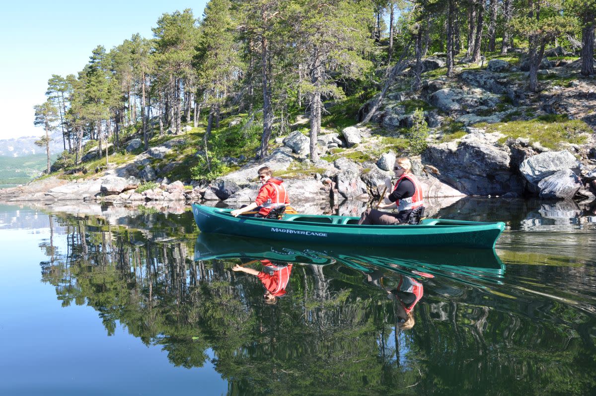Family canoe tour in Lake Øyangen