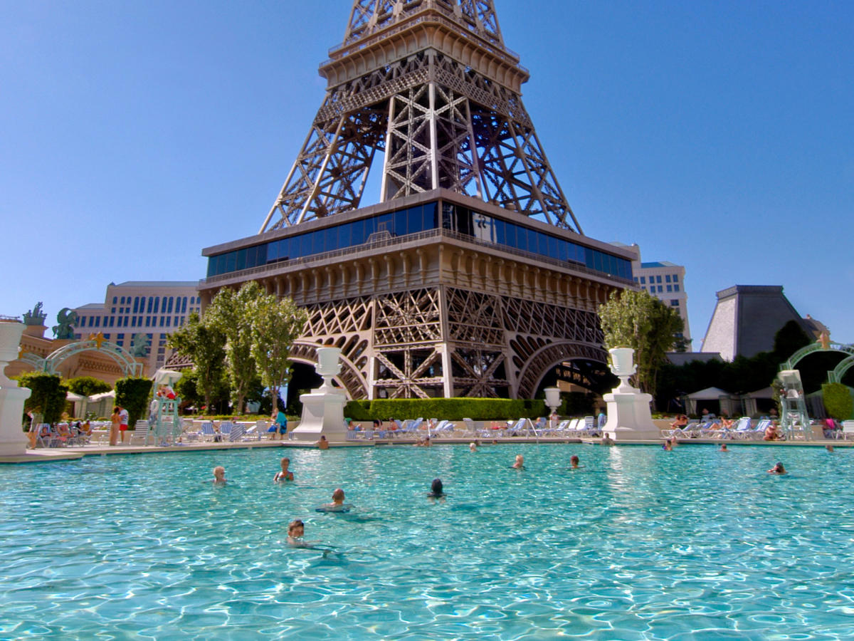 PARIS LAS VEGAS POOL, 4K TOUR of Paris Pool