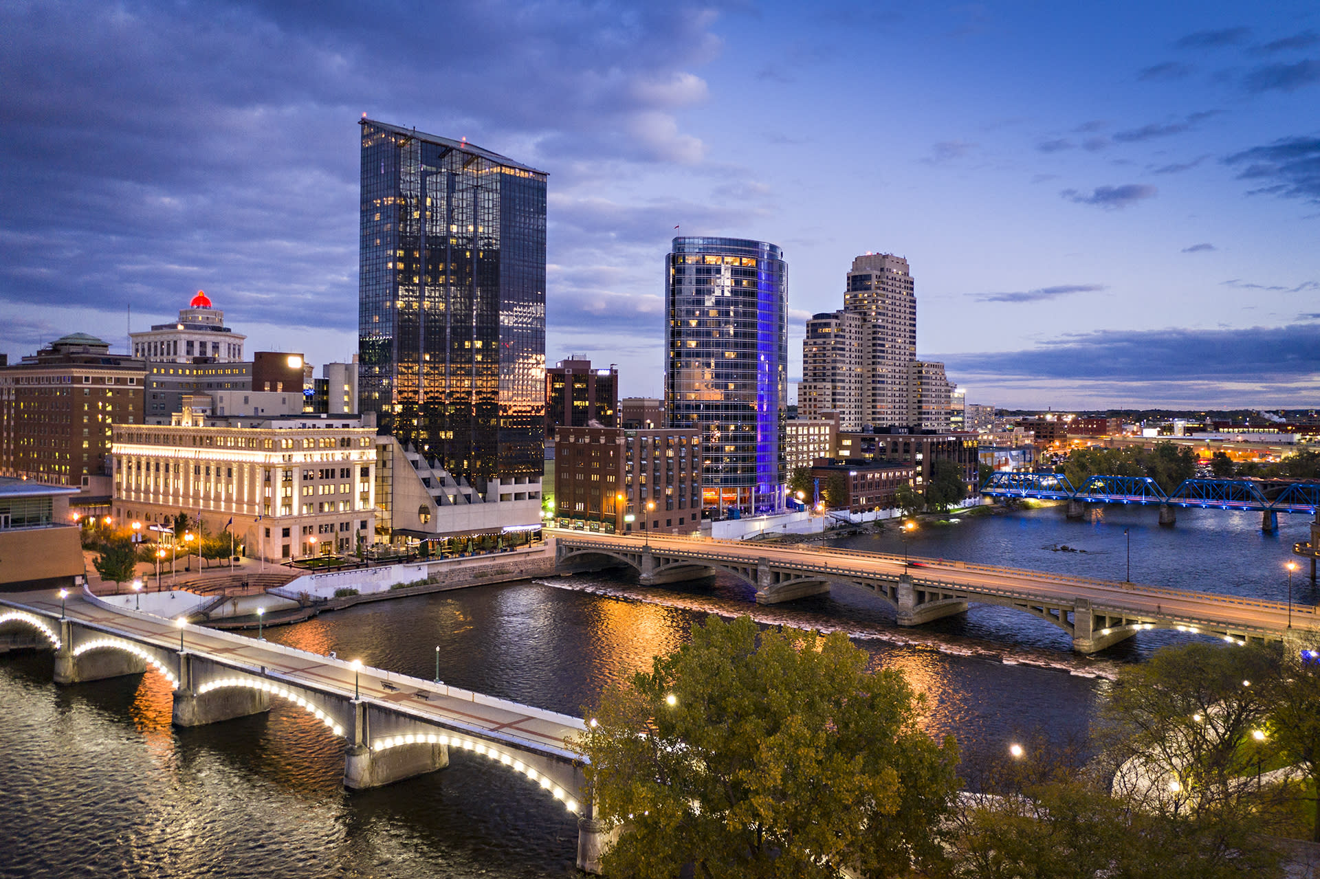 Amway Grand Plaza Curio Collection By Hilton Accommodations In Grand Rapids Mi