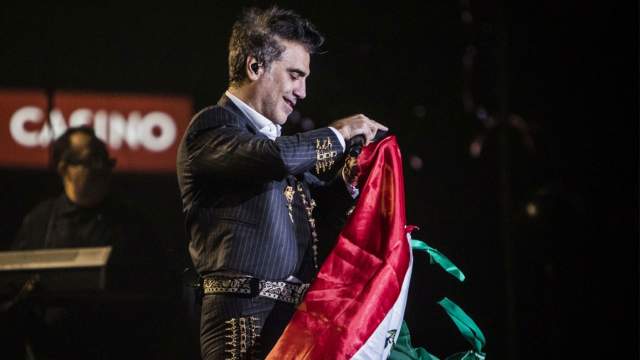 Alejandro Fernandez holding Mexican flag