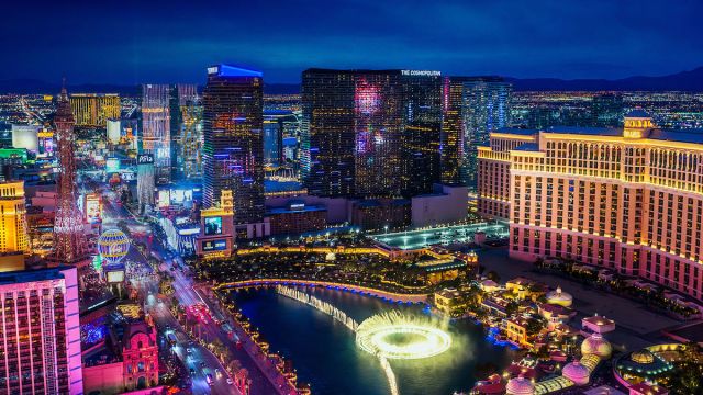 Take a look at this stunning view of the one and only Las Vegas strip during the evening.
