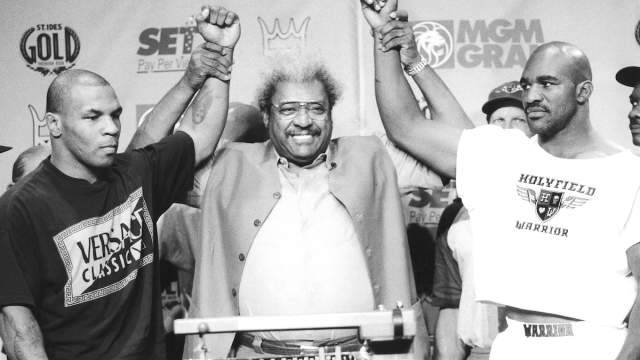 Mike Tyson and Holyfield preparing to box