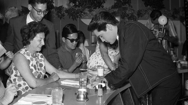 Elvis signing autographs at Sahara