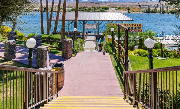 A stunning view of the Colorado River from the Laughlin Riverwalk.