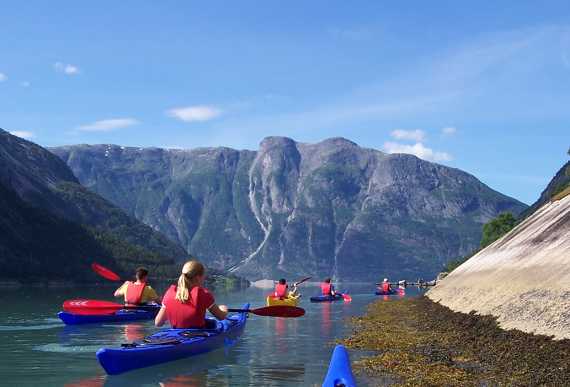 En gruppe mennesker på kajakktur i Eidsfjord på Vestlandet
