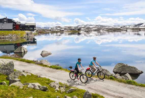 Two people biking Rallarvegen