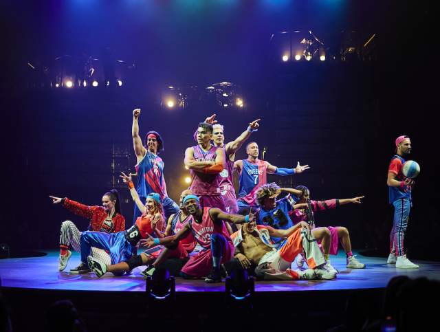 A group of Mad Apple performers giving it their all during their performance!