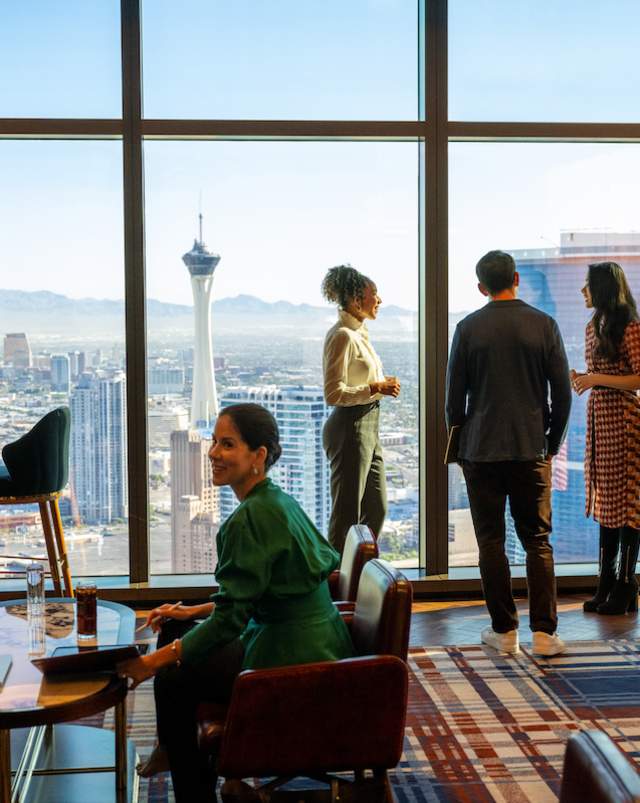 A group of professionals having a discussion at Alle Lounge.