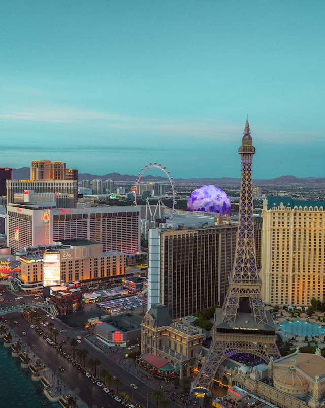 Take a look at this stunning view of the one and only Las Vegas strip during the sunrise.