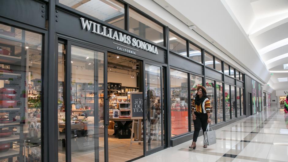 Walking into Williams-Sonoma at Woodland Mall