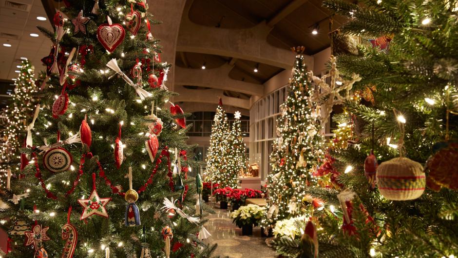 Christmas trees representing cultures around for the world on display a Frederik Meijer Gardens & Sculpture Parkt