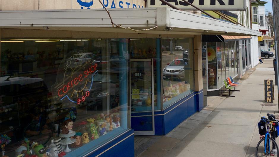 Exterior of Van's Pastry in Grand Rapids