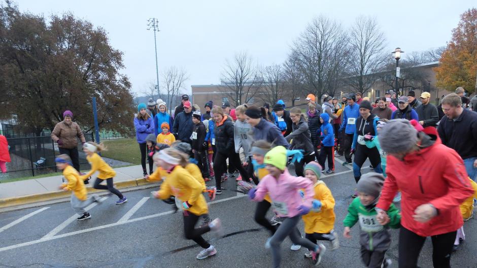 And they're off! Runners getting in a quick run before Thanksgiving dinner.