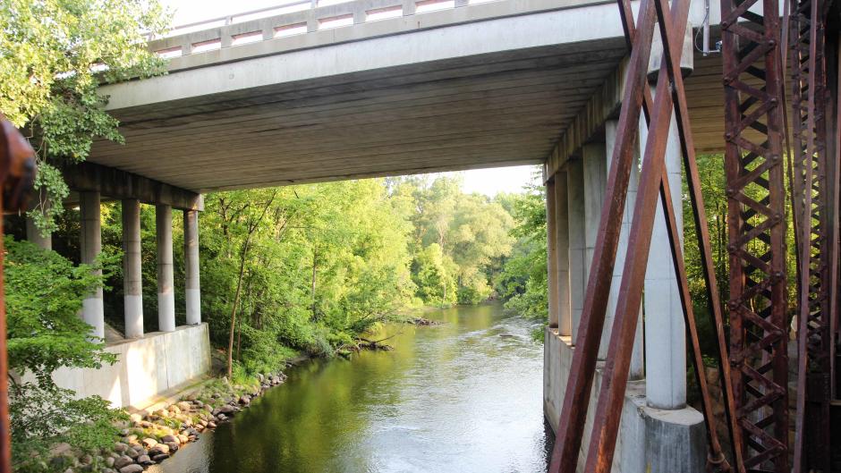 Glimpses of scenic Rogue River spotted from the trail.