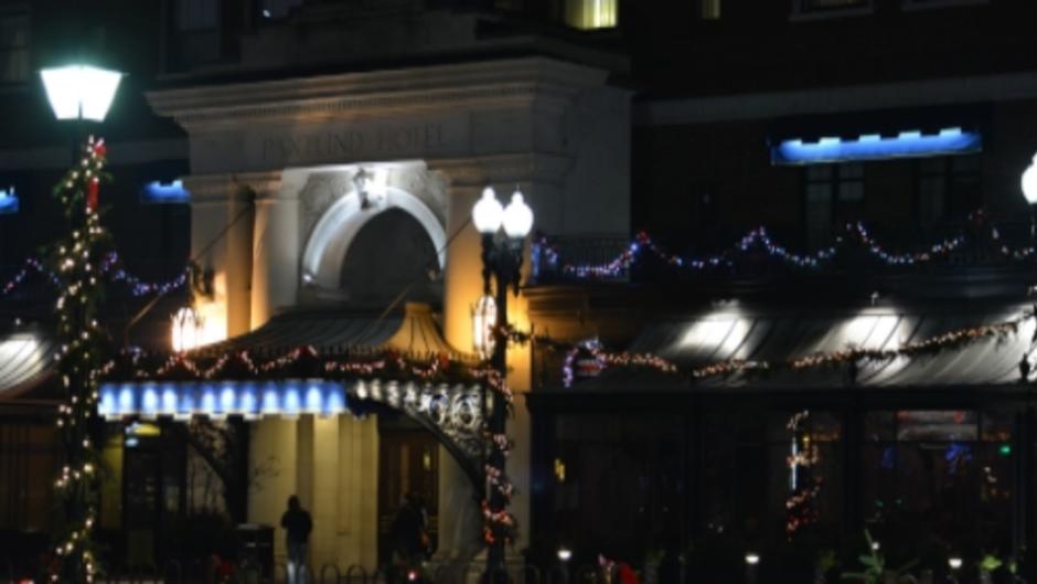 Amway Pantalind entrance with holiday lights