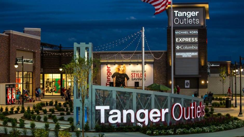 Tanger Outlets Grand Rapids at night