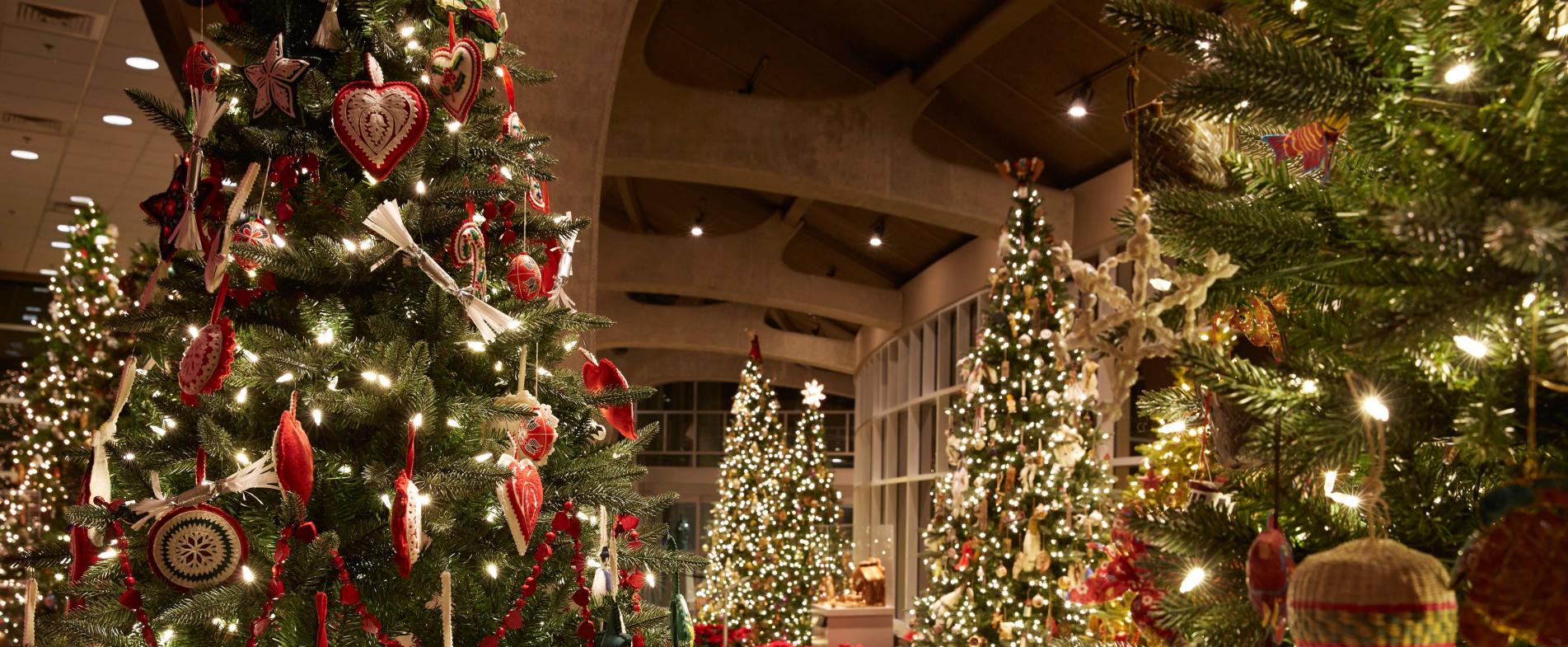 Christmas trees representing cultures around for the world on display a Frederik Meijer Gardens & Sculpture Parkt