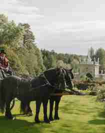 Några personer åker häst och vagn i Havlystparken park vid Ramme Gård i Hvitsten, som ligger vid Oslofjorden i östra Norge