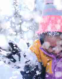 Et barn leker i snøen i Hemsedal, Norge.