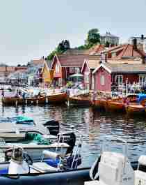 Båter langs brygga i Kragerø