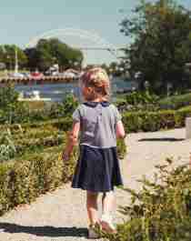 Ein Mädchen spaziert durch einen Garten auf der Insel Isegran in Fredrikstad, Ostnorwegen