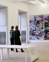 Två kvinnor tittar på en målning på Trondheim Kunstmuseum i regionen Trøndelag