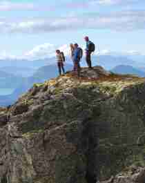 En gruppe beundrer utsikten fra Romsdalseggen på Vestlandet