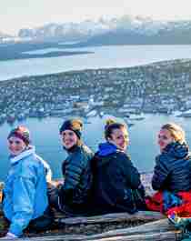 En gruppe unge kvinder nyder udsigten over Tromsø, Nord-Norge